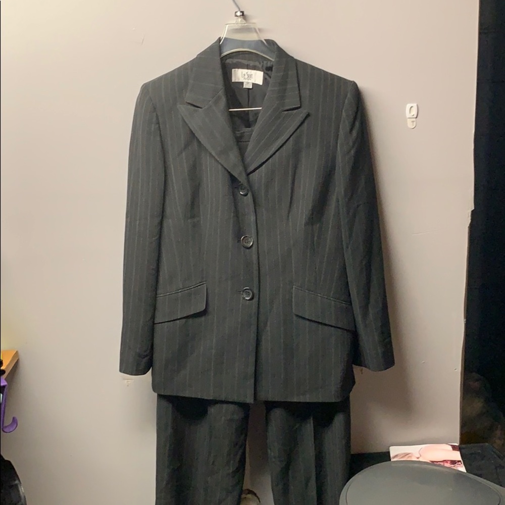 2pc women’s suit by Le Petite